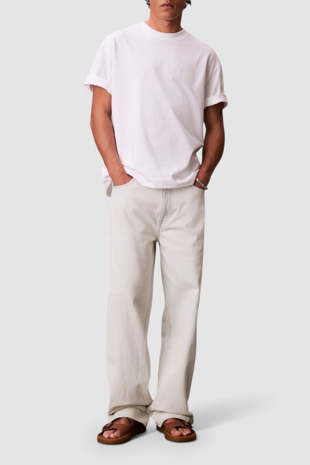 תמונת כל הלוק של חולצת טי בגזרה משוחררת